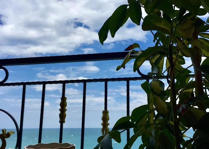 Apartment My White House *